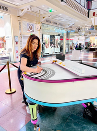 Streetart-Piano von Gita Kurdpoor im Das Schloss Steglitz