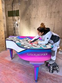 Streetart-Piano von Gita Kurdpoor beim Piano Bombing im das Center am Potsdamer Platz