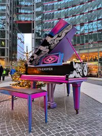 Streetart-Piano von Gita Kurdpoor beim Piano Bombing im das Center am Potsdamer Platz