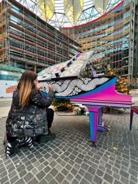 Streetart-Piano von Gita Kurdpoor beim Piano Bombing im das Center am Potsdamer Platz