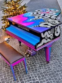 Streetart-Piano von Gita Kurdpoor beim Piano Bombing im das Center am Potsdamer Platz