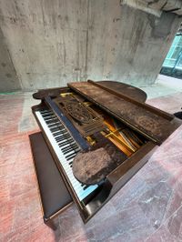 Streetart-Piano von Gita Kurdpoor beim Piano Bombing im das Center am Potsdamer Platz