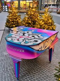 Streetart-Piano von Gita Kurdpoor beim Piano Bombing im das Center am Potsdamer Platz